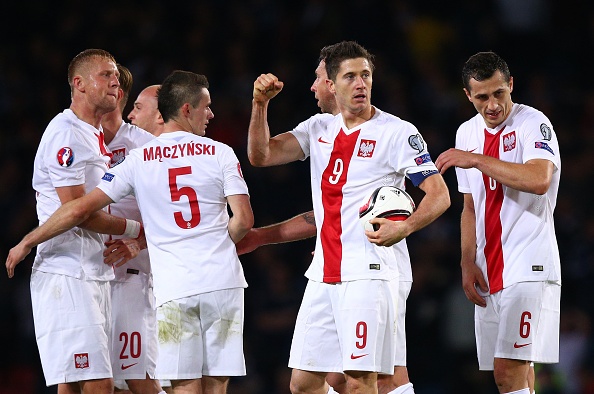 Lewandowski lap cu dup giup Ba Lan cam hoa Scotland 2-2 hinh anh