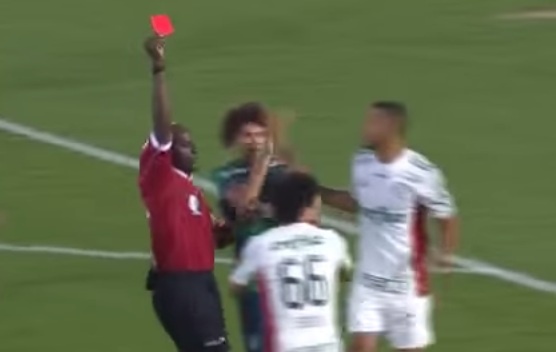 Cau thu Brazil tro lai san thi dau sau khi nhan the do hinh anh