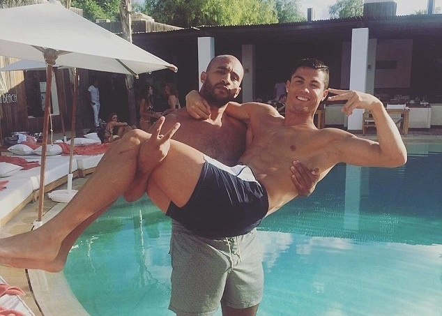 Ronaldo du hy cung ban be tai Ma-roc hinh anh