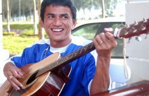 Kiatisak the hien ca khuc 'Hat voi dong song' hinh anh