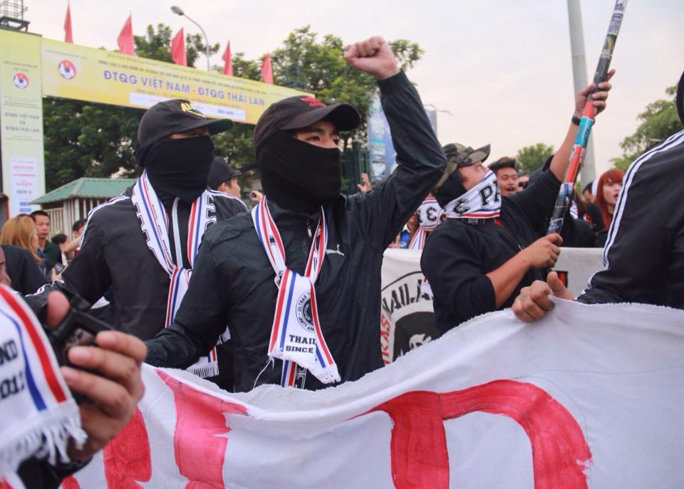 Fan Thai Lan ho reo, lan at co dong vien VN o My Dinh hinh anh