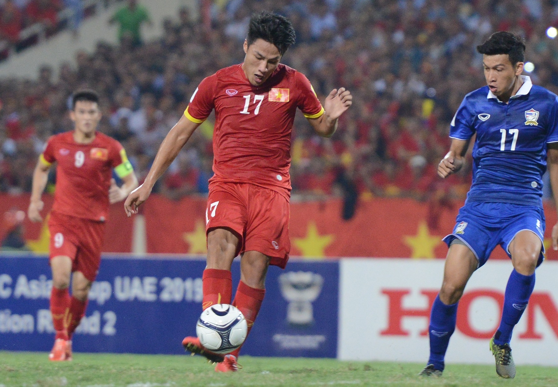 Vi sao cau thu Viet Nam khong sut? hinh anh