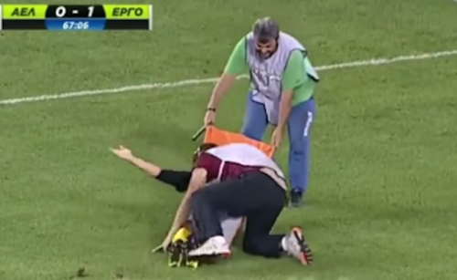 Cau thu dinh chan thuong bi nhan vien be cang choi xau hinh anh