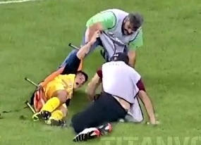 Nhan vien be cang co tinh lam roi cau thu chan thuong hinh anh