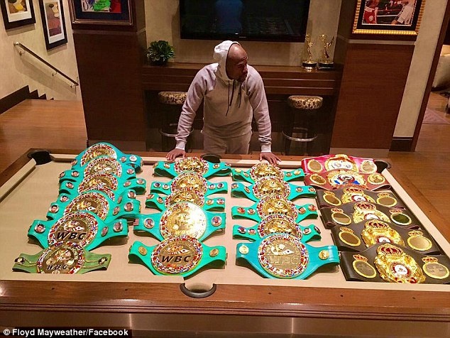 Floyd Mayweather khoe danh hieu sau 19 nam thuong dai hinh anh