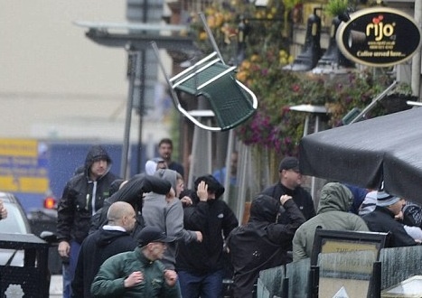 Fan Sevilla gay nao loan truoc tran gap Man City hinh anh