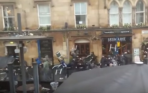 Fan Sevilla cam ghe nem nhau truoc san Man City hinh anh