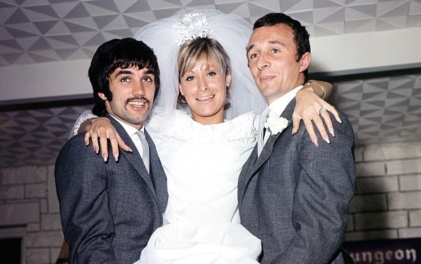 Doi ban than khoac ao 2 doi bong kinh dich o Manchester hinh anh