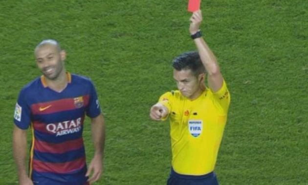 Tinh huong khien Mascherano nhan the do truc tiep hinh anh