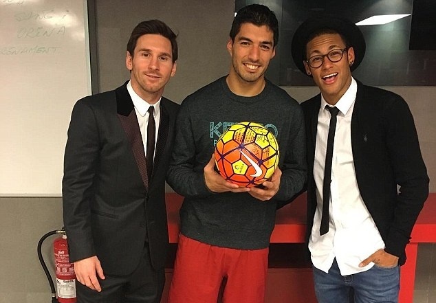 Messi, Neymar mung Suarez lap hat-trick o tran thang Eibar hinh anh