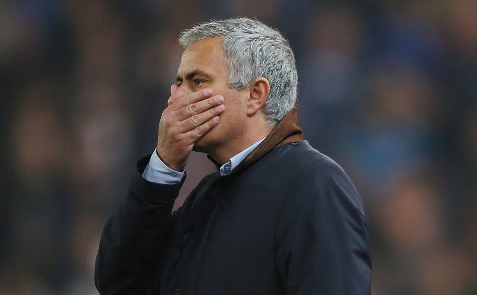 Mourinho lang nguoi khi Chelsea bi loai khoi League Cup hinh anh