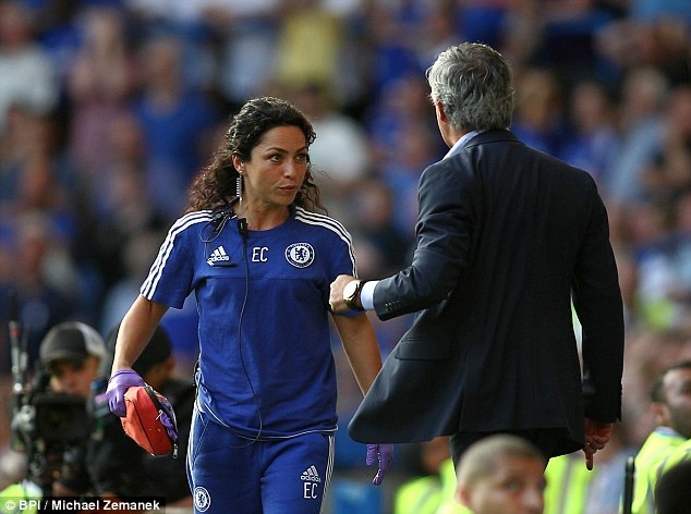 Bac si Carneiro sap kien Chelsea hinh anh