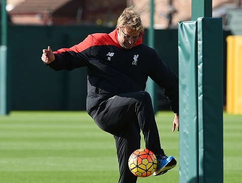 HLV Klopp pho dien ky nang choi bong truoc tran gap Chelsea hinh anh