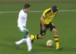 Trung ve Dortmund bi xo hang 3 lan trong 10 giay hinh anh