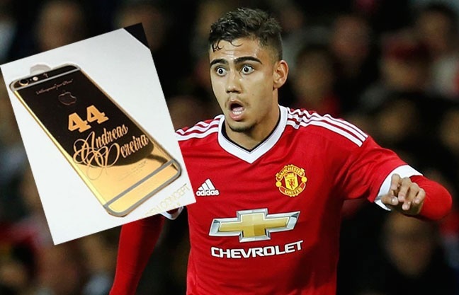 Cau thu tre MU bi chi trich vi khoe dien thoai dat vang hinh anh