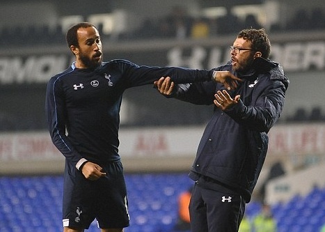 Cau thu Tottenham bat huan luyen vien vi khong duoc vao san hinh anh