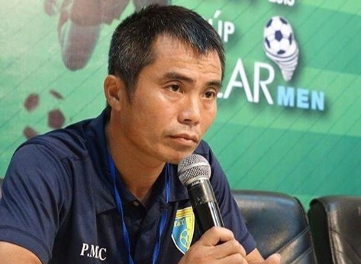 HLV U21 phan ung gay gat truoc chi trich uu tien quan nha hinh anh