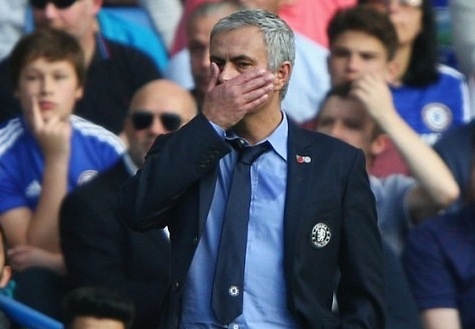 HLV Mourinho lai bi phat tien va cam den san hinh anh