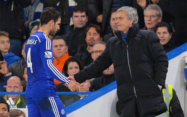Fabregas dan dau nhom tao phan Jose Mourinho hinh anh