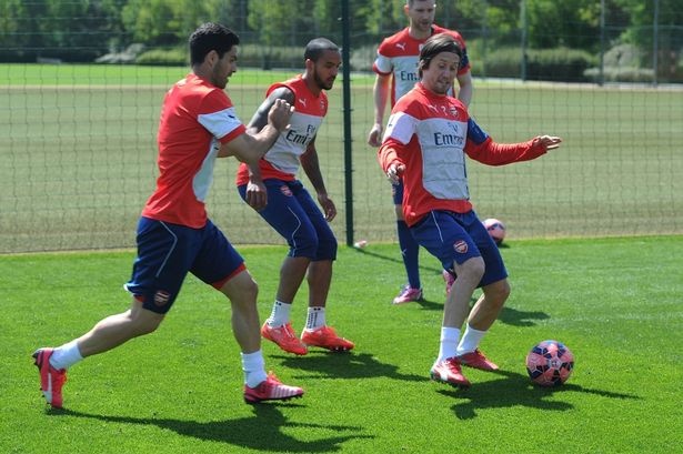 Diem tin 4/11: Arsenal san sang chia tay 3 cong than hinh anh