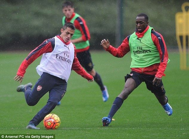 Cau thu Arsenal doi mua tap luyen truoc dai chien hinh anh