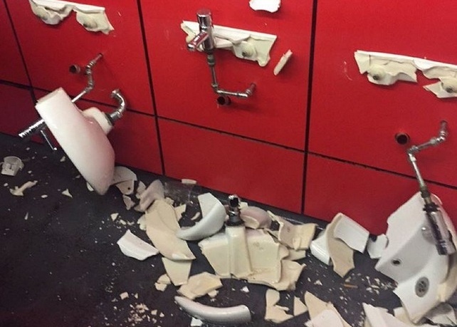 Fan Tottenham dap pha khu ve sinh cua Arsenal hinh anh