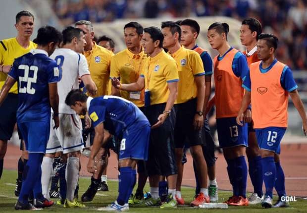 HLV Kiatisak khau chien voi cau thu Dai Loan hinh anh