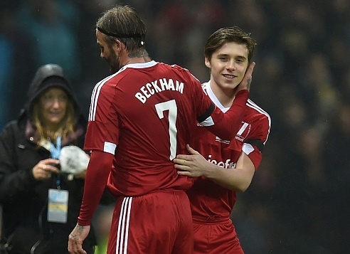 Brooklyn Beckham da thay cha trong tran dau cua huyen thoai hinh anh