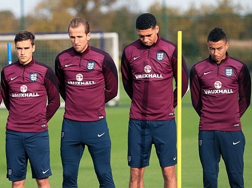 Tuyen thu Anh tuong niem nan nhan o Paris truoc buoi tap hinh anh