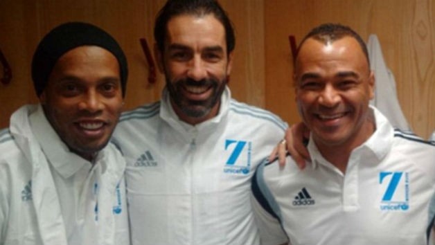 Man khoi dong an tuong giua Ronaldinho, Pires va Cafu hinh anh