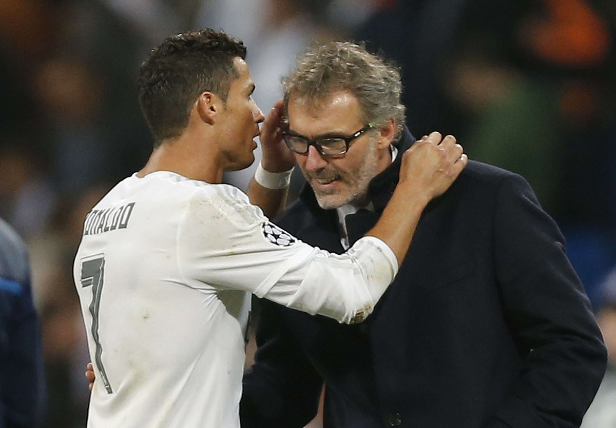 Ronaldo từng chọc tức chủ tịch Florentino Perez khi bóng gió về khả năng ra đi bằng cách thì thầm với HLV Laurent Blanc của Paris Saint Germain.