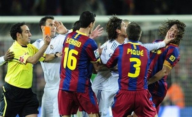 Ramos nhan the do trong tran thua 0-5 cua Real truoc Barca hinh anh