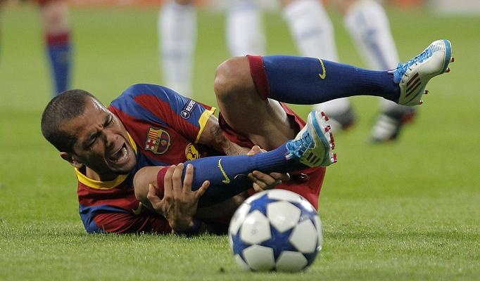 Pepe nhan the do sau pha dap bong voi Dani Alves hinh anh