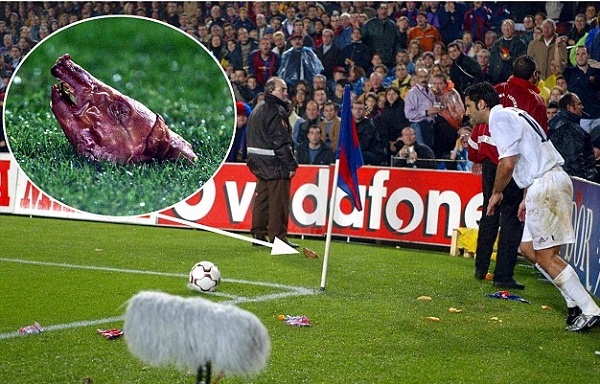 Fan Barca nem thu lon xuong san de phan doi Figo hinh anh