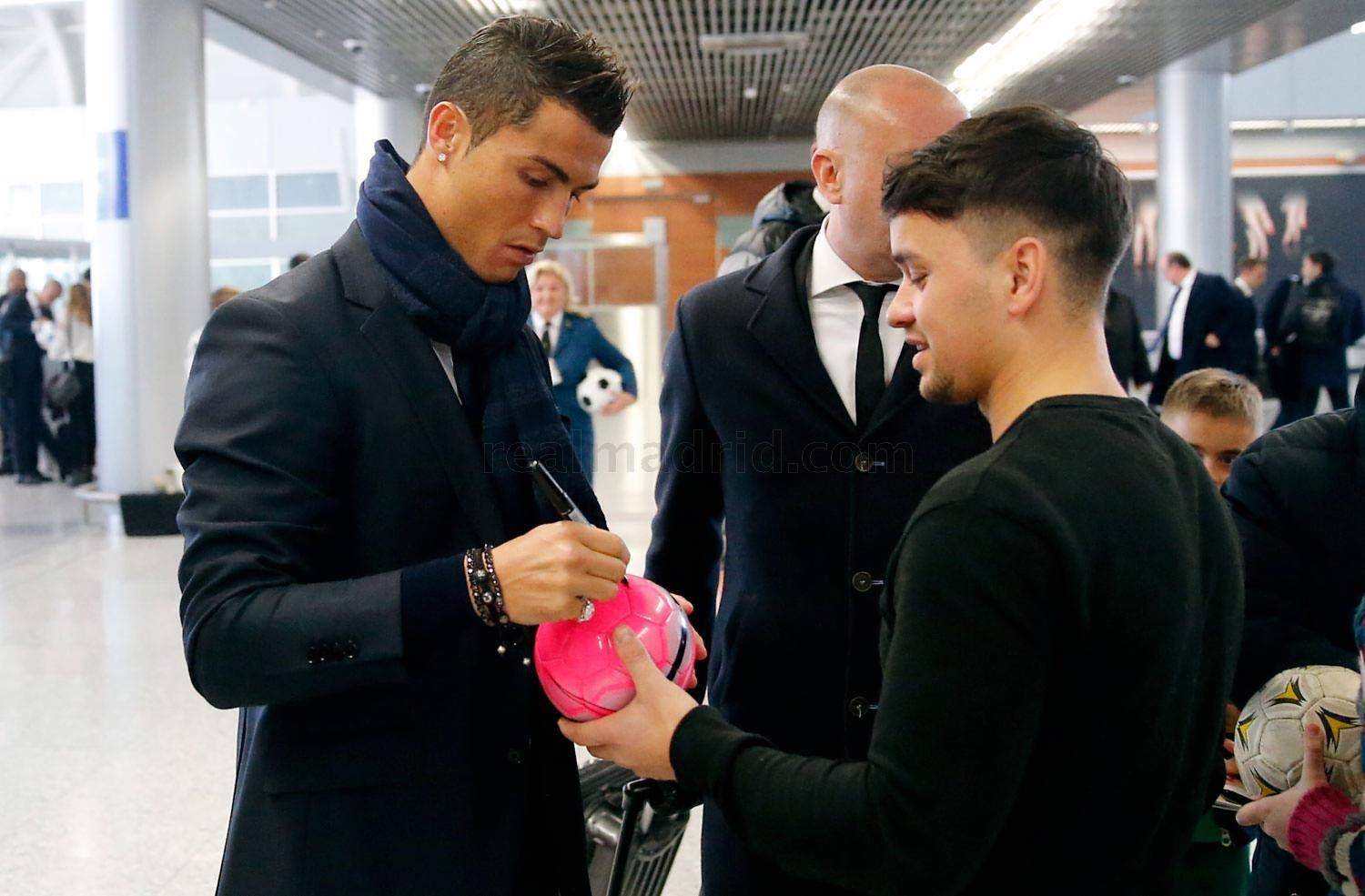 Dan sao Real gay chu y khi do bo xuong Ukraine hinh anh