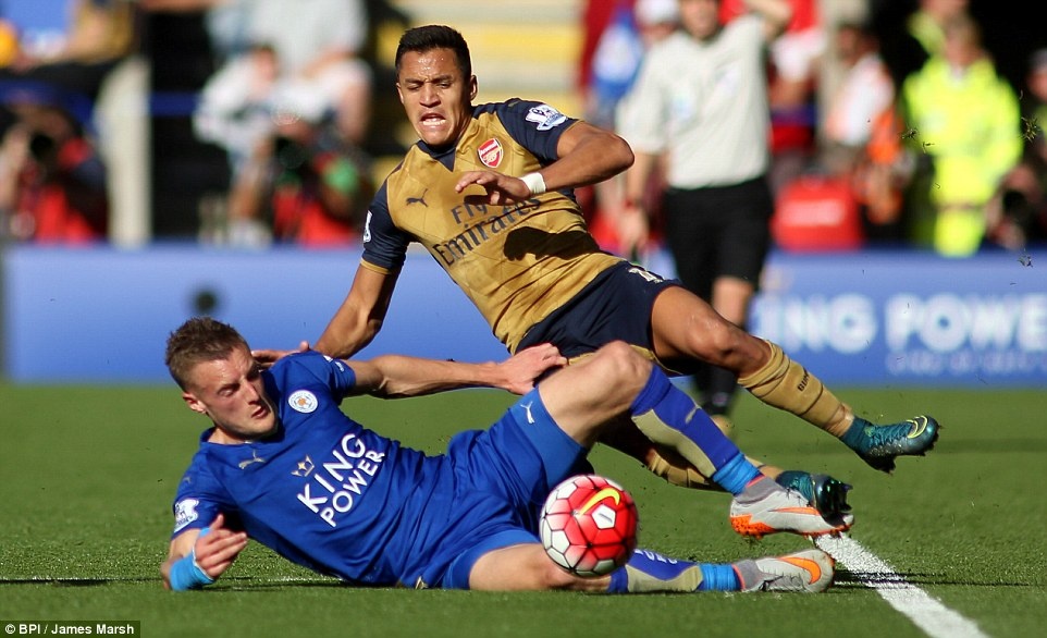 Diem tin 27/11: ‘Sanchez va Vardy giong nhung con su tu’ hinh anh