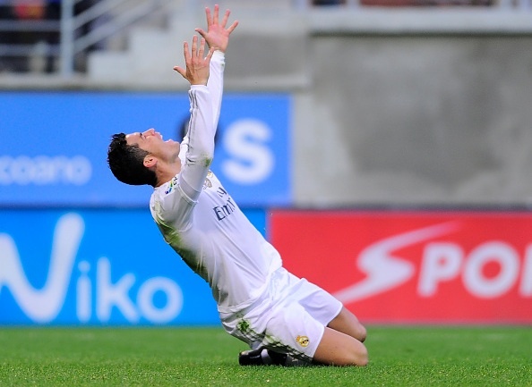 Ronaldo gay that vong du ghi ban giup Real ha Eibar 2-0 hinh anh