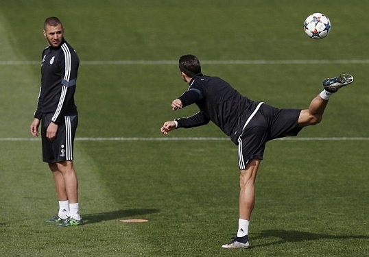 Ronaldo the hien ky nang choi bong dieu luyen trong buoi tap hinh anh