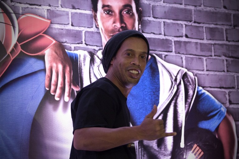 Ronaldinho sap mo hoc vien bong da tai Singapore hinh anh