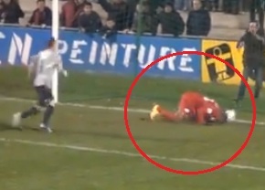 Cau thu suyt bi danh vi ghi ban kieu choc gian doi phuong hinh anh