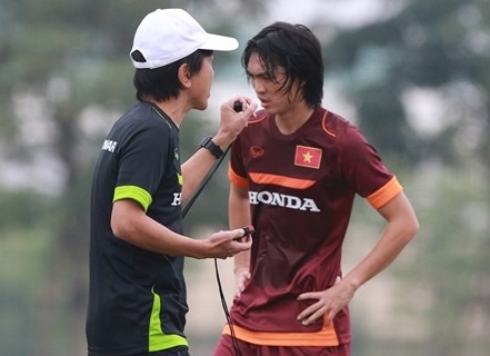 HLV Miura phai chiu trach nhiem ve chan thuong cua cau thu hinh anh