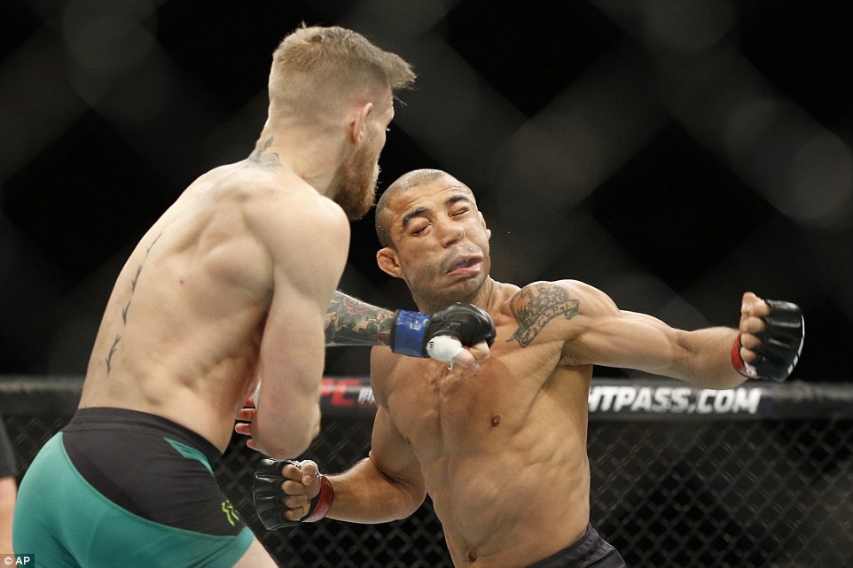 Conor McGregor ha knock-out Jose Aldo trong vong 13 giay hinh anh