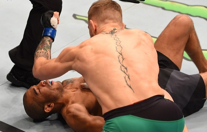 Vo si UFC bi ha knock-out chi sau 13 giay hinh anh