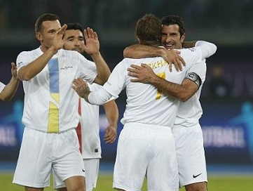 Figo volley dang cap sau qua tat cua Beckham hinh anh