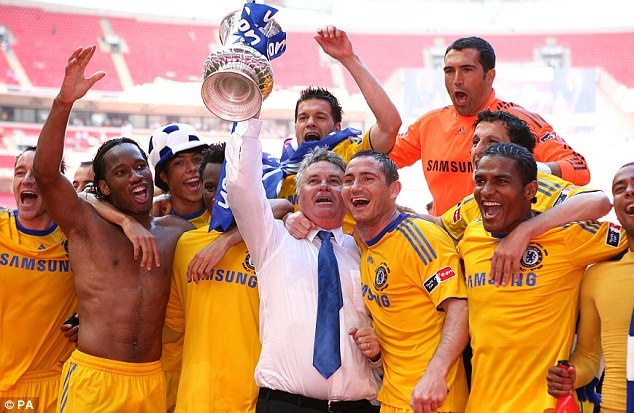 Cau thu tu do thi dau duoi thoi Guus Hiddink hinh anh