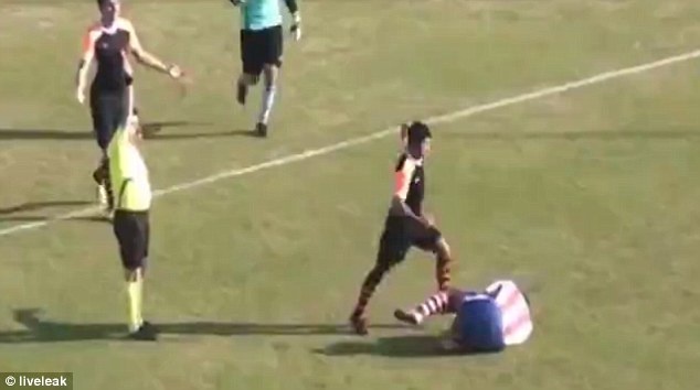 Degirmenci tung chan sut thang vao mat Karakas hinh anh