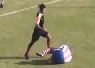 Cau thu sut vao mat doi phuong sau khi nhan the do hinh anh