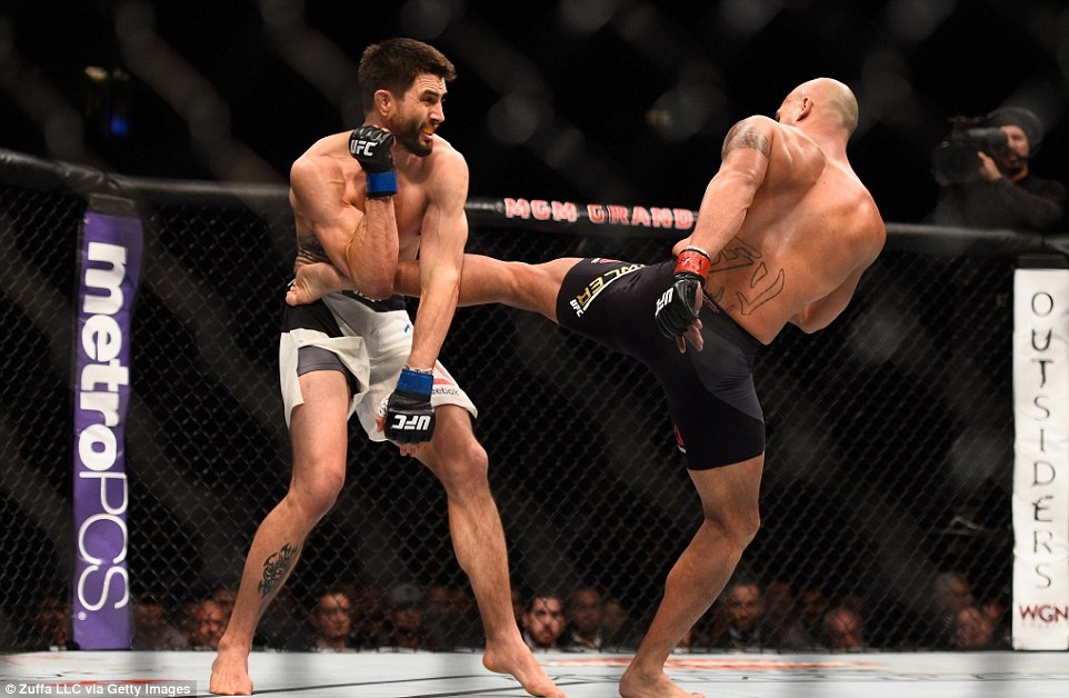 Robbie Lawler gianh chien thang truoc Carlos Condit hinh anh