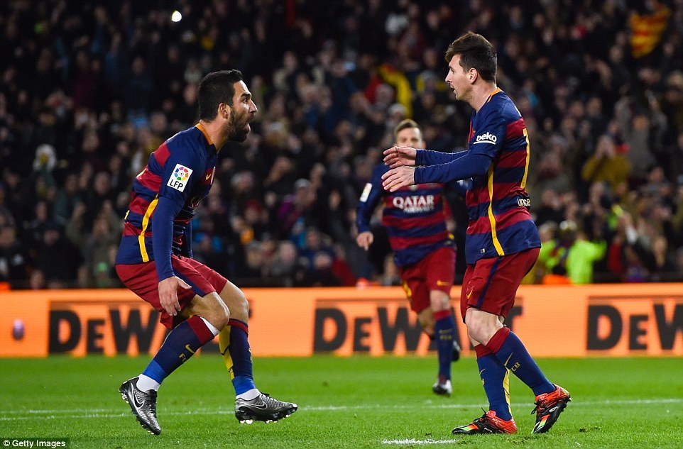 Messi chao don hai tan binh cua Barca bang cu dup hinh anh