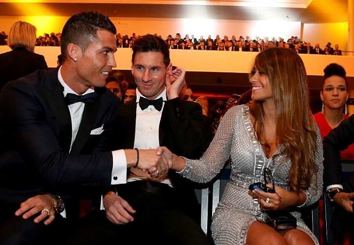 Ronaldo chuc mung Messi o le trao Qua bong vang FIFA 2015 hinh anh